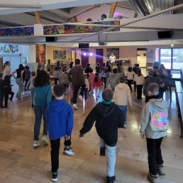 Tanzworkshop Schultanz – Aufwärmphase in der Aula