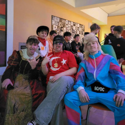 Mit viel Kreativität und Humor präsentierten sich auch die älteren Schülerinnen und Schüler in originellen Kostümen.